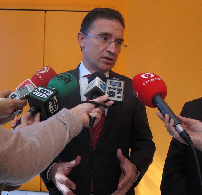 Serafín Castellano Atiende A Los Medios 