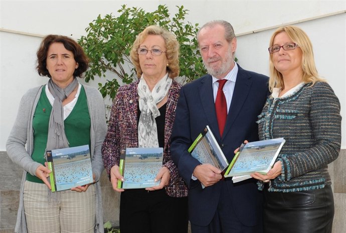 Villalobos, en la presentación de la guía sobre la Doñana sevillana