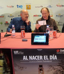 Nadarevic (izq) y Paskaljevic contemplan una foto en la presentación.