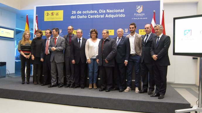 Foto de familia de representantes de la Palataforma de DCA y Atlético de Madrid