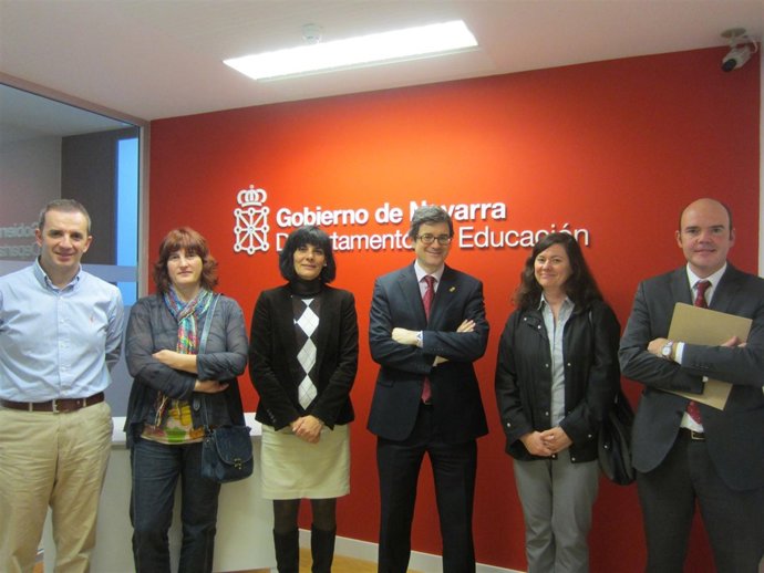 Iribas junto a miembros de la Asociación de Centros de Enseñanza en Idiomas
