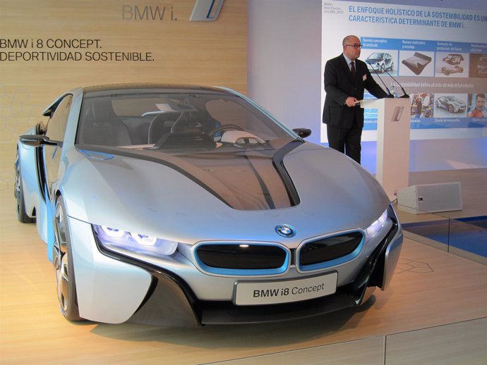 El vehículo híbrido BMW i8 en Barcelona