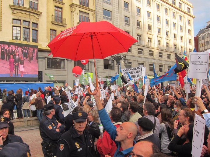 Los concentrados abuchean a la llegada de la reina y los príncipes.