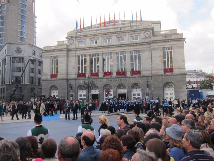 Aledaños del Campoamor al inicio de la ceremonia.