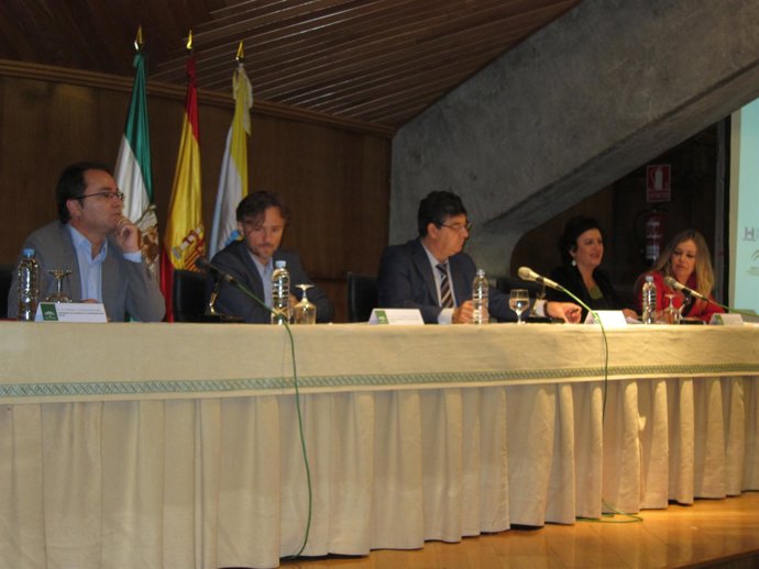 El vicepresidente de la Junta, Diego Valderas, en un encuentro con asociaciones