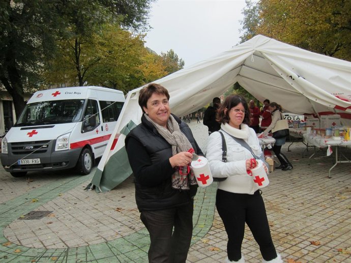 Las paraolímpicas Carmen Rubio y Laura García ante la carpa de Cruz Roja