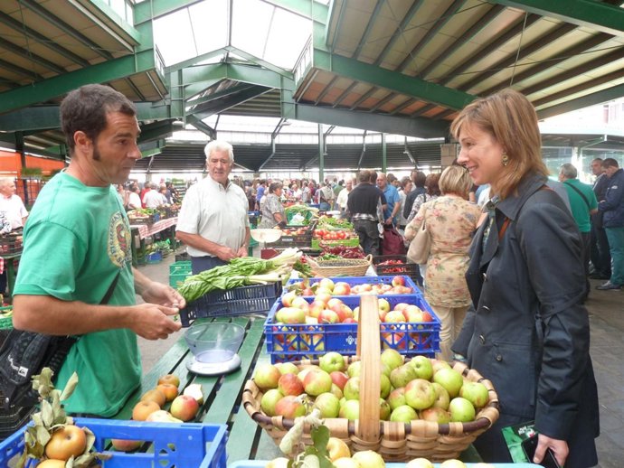 La diputada de agricultura, Irene Pardo, conversa con un agricultor