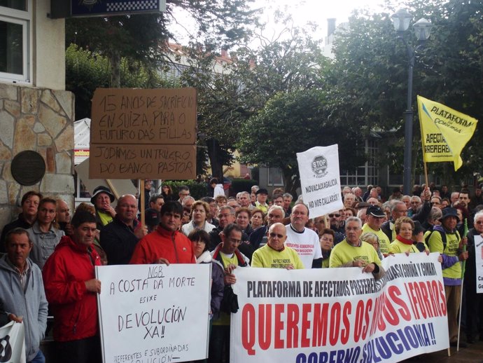 Manifestación de afectados por preferentes en Carballo