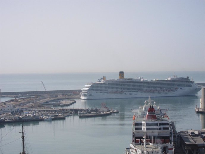 Crucero Atracado En El Puerto De Málaga