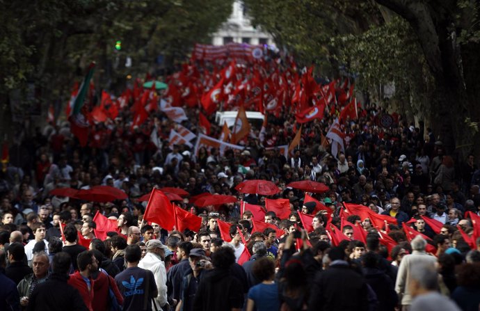 Unas 150.000 personas salen a las calles de Roma en el 'No Monti Day'