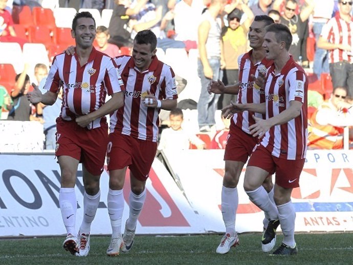 Charles, del Almería, celebra el único gol del partido