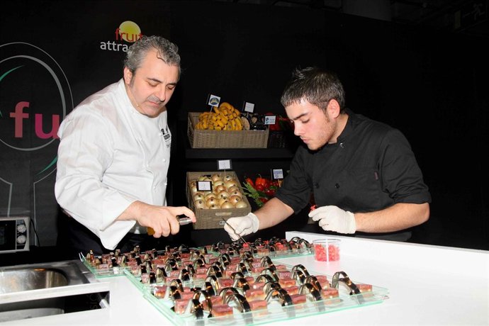 Cocinero Ramón con una creación de cebolla