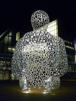 Escultura El Alma del Ebro iluminada