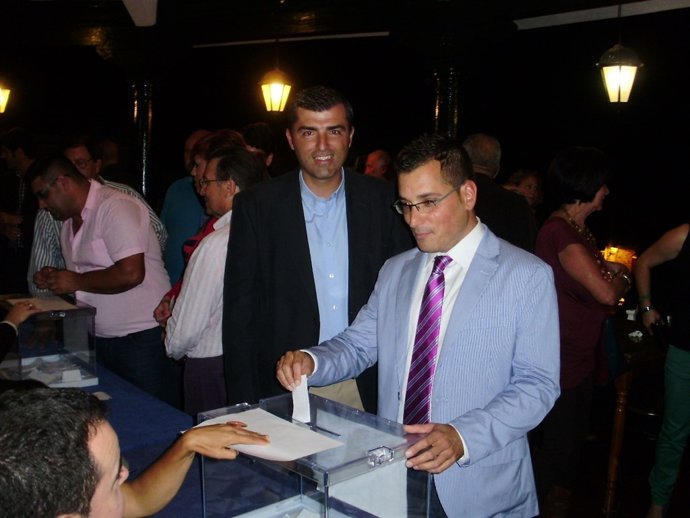 Adolfo González deposita su voto