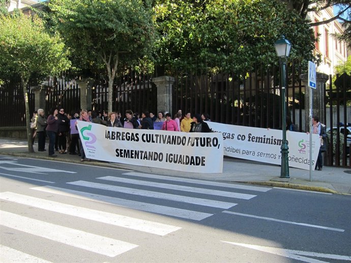 Concentración de trabajadoras del agro ante el Parlamento