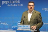 PP dice que denunciar privilegios del PSOE "no es una distracción" porque ellos han puesto "el tema sobre la mesa"