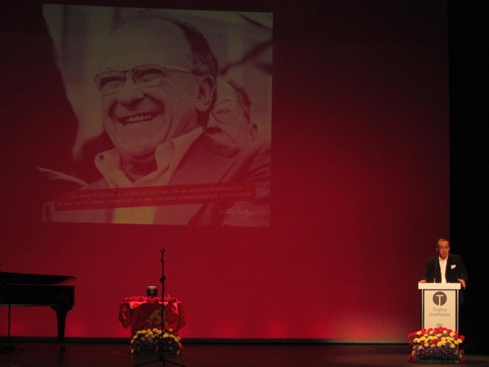 Homenaje A Santiago Carrillo En El Teatro Jovellanos De Gijón