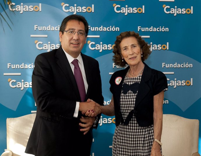 Antonio Pulido y Mª Luisa Guardiola firmando el convenio en la sede 