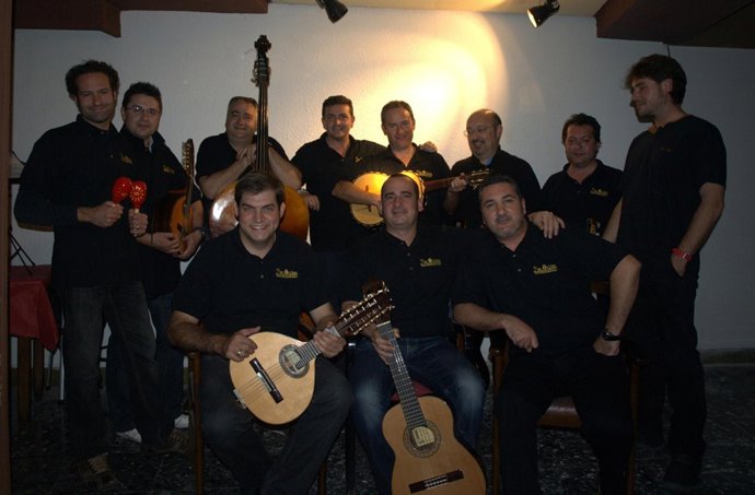 Los miembros del grupo musical 'Dos Orillas'