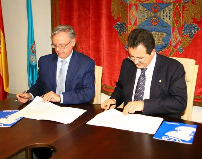 El alcalde (der.) y el rector de la Carlos III, durante la firma del acuerdo