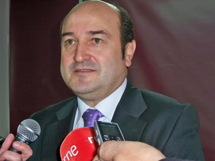 Andoni Ortuzar Del PNV Atiende A Los Medios