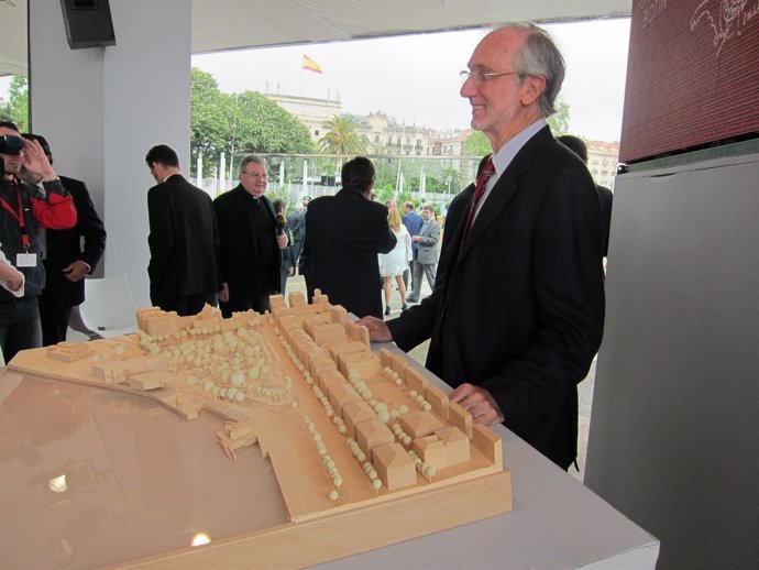 El arquitecto Renzo Piano junto a la maqueta del Centro de Arte Botín
