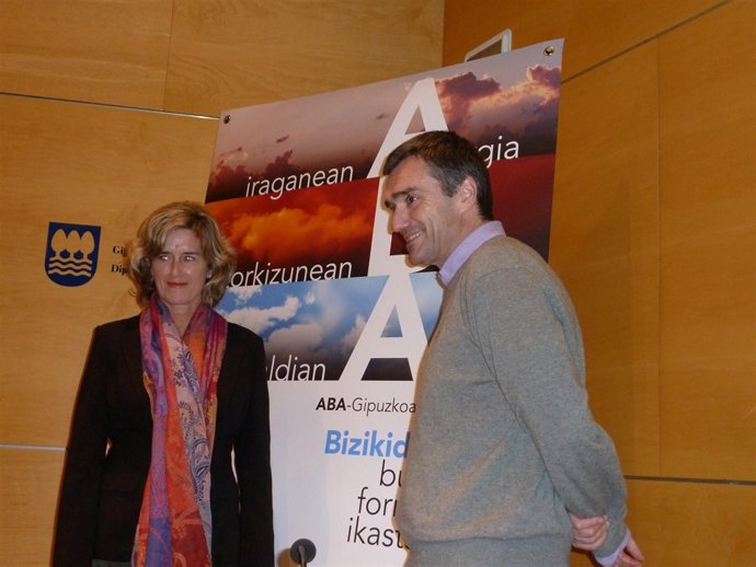 Marina Bidasoro y Jonan Fernandez, director de Baketik