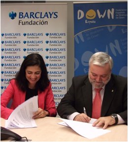 La directora gerente de Barclays y el presidente de Down España durante la firma