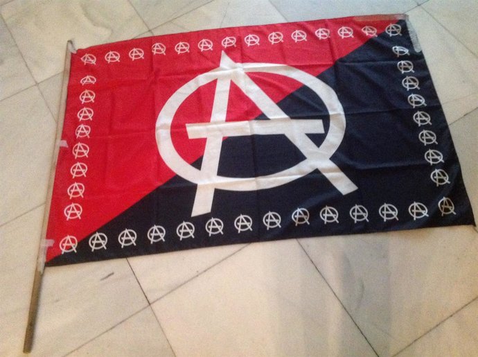 Bandera anarquista incautada