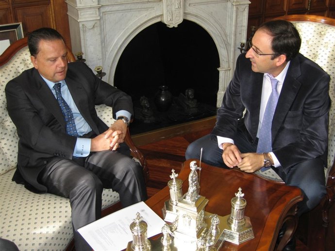 Mario Amilivia (izq) y Alfonso Polanco en su encuentro de este lunes.