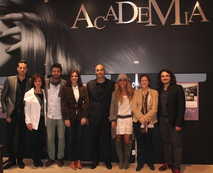 Foto de familia del jurado que ha otorgado las becas