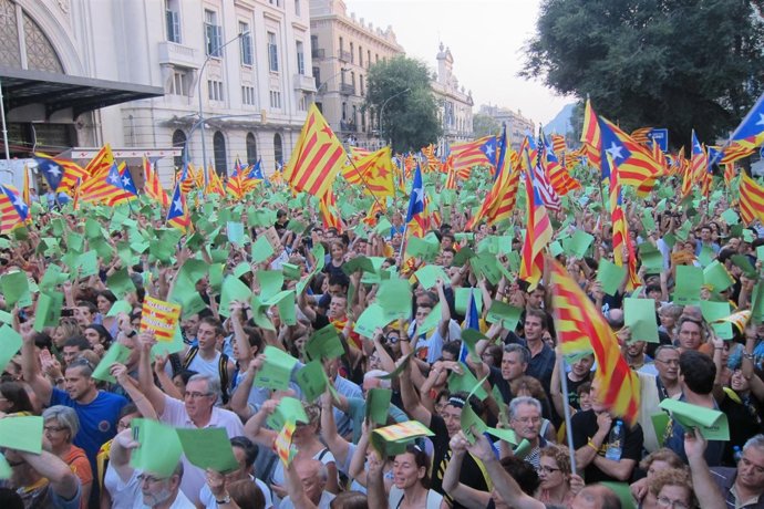 Gran manifestación independentista en el centro de Barcelona en la Diada. 11 de 