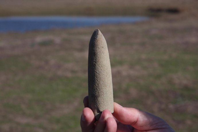 Imagen del hacha pulimentada del Neolítico hallada en Doñana.