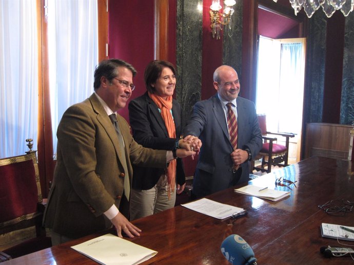 Serrano, Bravo y Artacho en la firma del convenio 