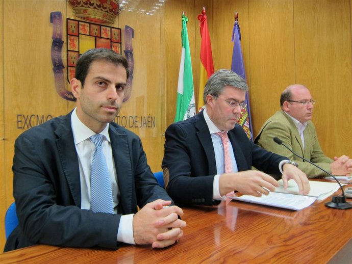 El alcalde junto a Carrión y el concejal de Urbanismo hoy