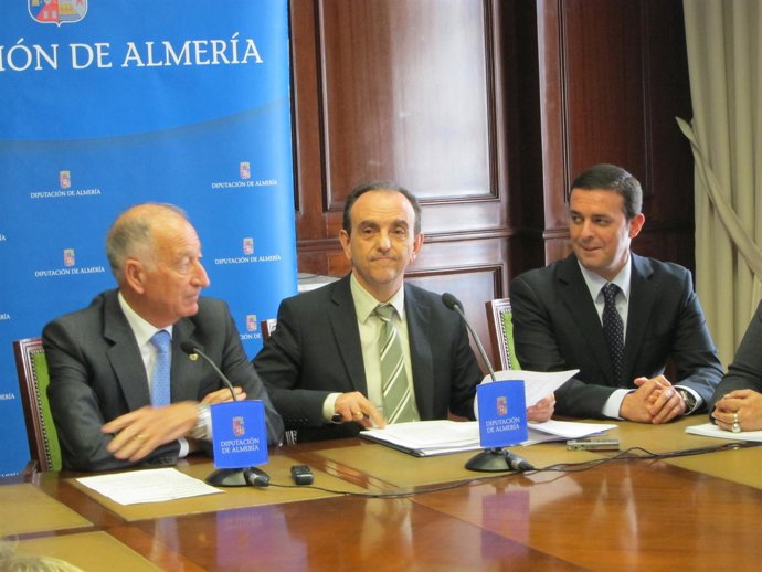 Amat y Rodríguez, en rueda de prensa en Almería
