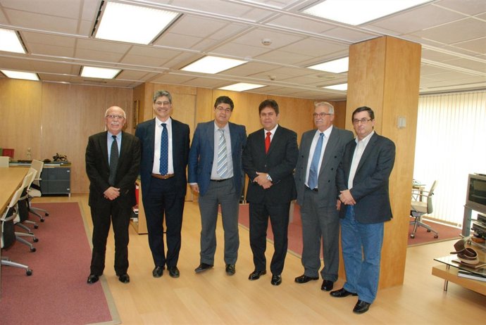 Reunión de Valderas y su equipo con el embajador de Cuba