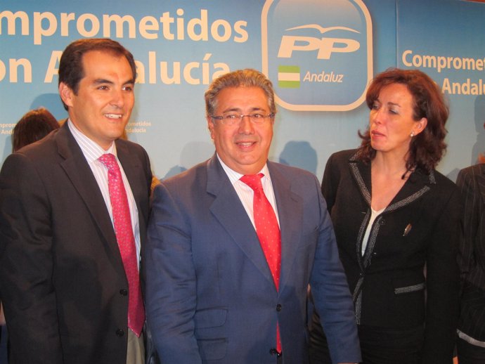 Zoido, entre el alcalde y la presidenta de la Diputación de Córdoba