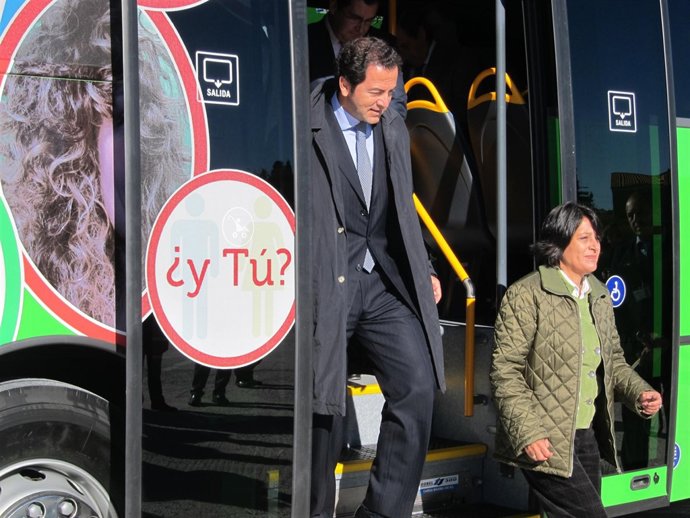 El consejero de Transportes, Pablo Cavero, y la alcaldesa de Algete, Inmaculada 