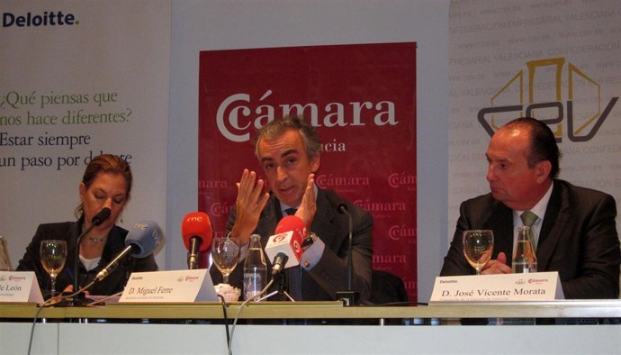 El Secretario De Estado De Hacienda, Miguel Ferre, Entre S. De León Y Morata.