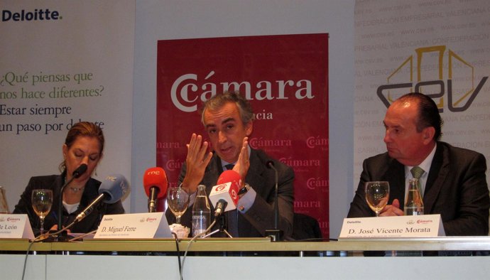 El Secretario De Estado De Hacienda, Miguel Ferre, Entre S. De León Y Morata.