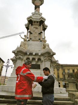 Un voluntario de Cruz Roja junto a un ciudadano.