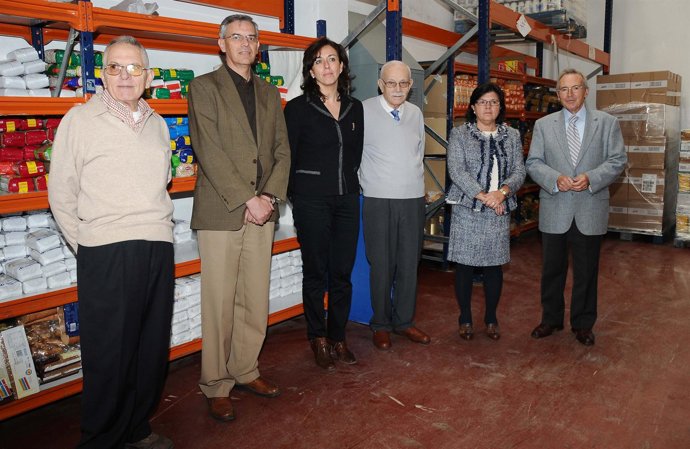 Ceballos (centro), durante su visita al Banco de Alimentos