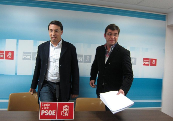 Los socialistas Juan José Zancada y Fernando Pablos en la sede del PSOE