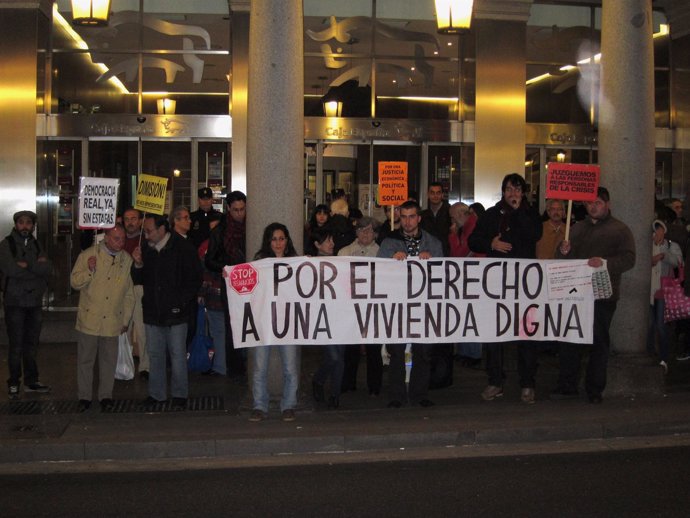 Concentrados ante Caja España-Duero en apoyo de los encerrados.