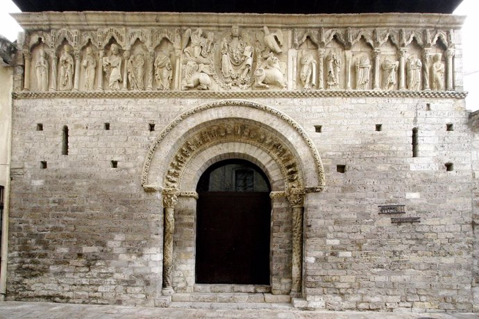 Iglesia románico palentino en Carrión de los Condes (Palencia)
