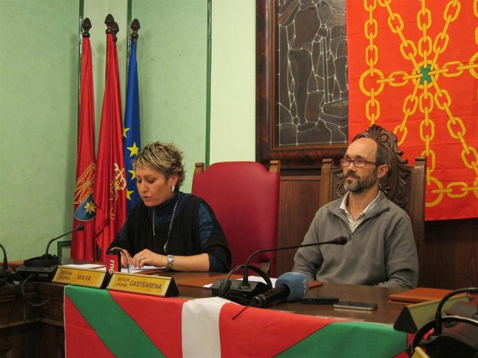 Idoya Maya Y El Alcalde De Villava, Pedro Gastearena.