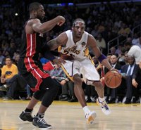 Baloncesto/NBA.- La duda de Kobe Bryant marca el debut de Lakers