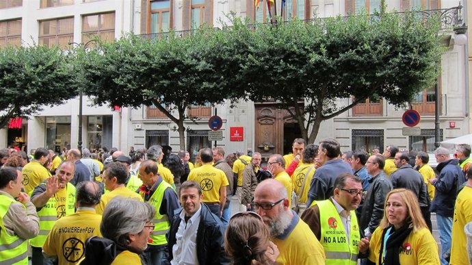 Trabajadores De FGV Protestan Por El ERE Ante La Conselleria De Economía.