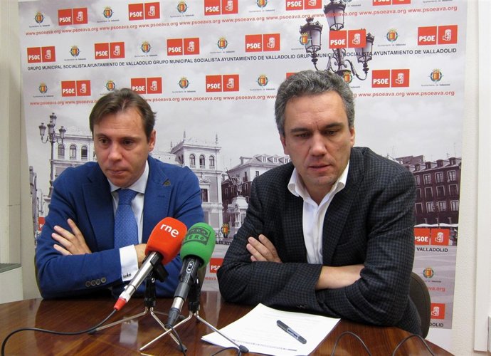 Javier Izquierdo (d) y Óscar Puente (i) durante una rueda de prensa